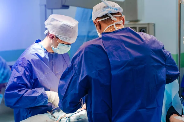 Processo de operação de cirurgia usando equipamentos médicos. Dois cirurgiões na sala de operações com equipamento cirúrgico. Contexto médico . — Fotografia de Stock