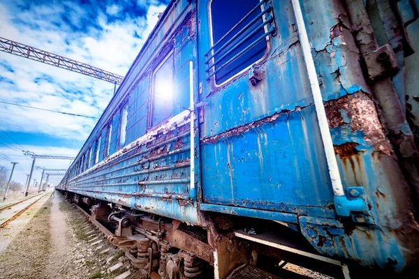 Viejo oxidado pintura pelada erosionada de un viejo vagón . — Foto de Stock