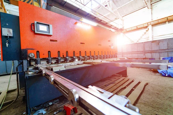 Producción Wokswhop interior. ctory Máquinas metalúrgicas en funcionamiento. Empresa industrial moderna . — Foto de Stock