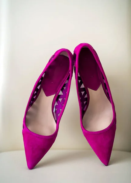 Свадебные туфли невесты. Выборочный фокус. Фиолетовый цвет. Концепция свадьбы. Крупный план . — стоковое фото