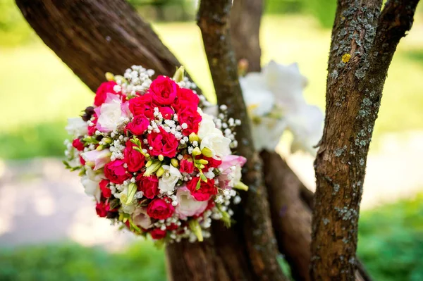 Esküvői virág koncepció. Menyasszonyi csokor egy fa háttér. Élénk színek. Közelkép. — Stock Fotó