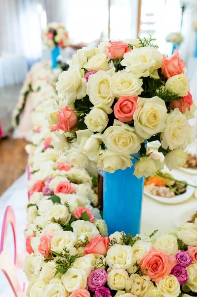 Wedding flowers concept. . Bright colors. Table decorations. Closeup. — Stock Photo, Image