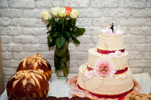 Gâteau de mariage blanc avec des fleurs et du pain ou du pain de cérémonie spécial. Concept de mariage. Gros plan . — Photo