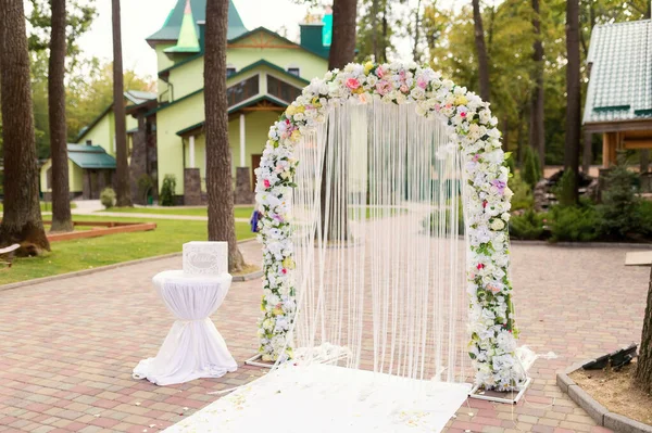 Bröllopsdekoration. Vit båge med blommor koncept. Närbild. — Stockfoto