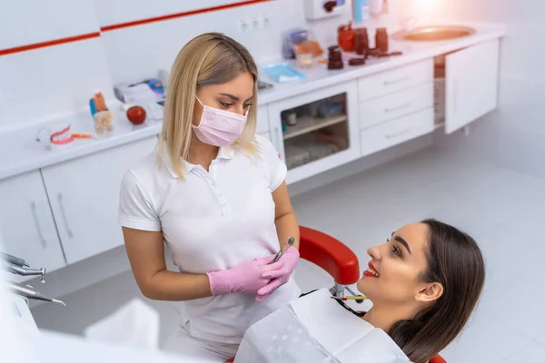 Porträt Einer Schönen Zahnärztin Mit Hellen Haaren Die Mit Einer — Stockfoto