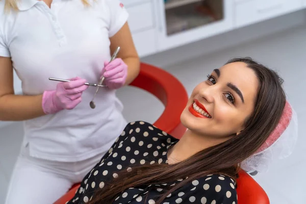 Jonge Vrouwelijke Patiënt Die Tandartspraktijk Bezoekt Mooie Glimlachende Vrouw Met — Stockfoto