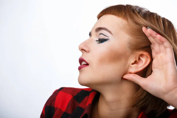 Portrait Avec Différentes Émotions Heureuses Dame Tient Main Près Oreille — Photo