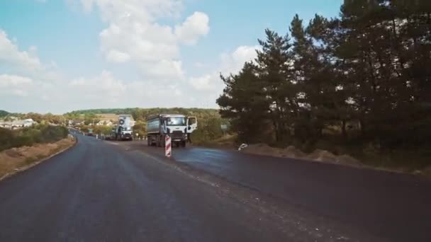 Nou Drum Asfalt Mediul Rural Amplasarea Asfaltului Efectuată Lucrători Paveri — Videoclip de stoc