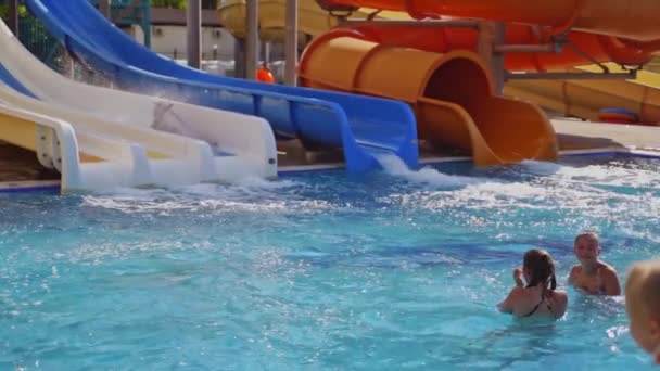 Pessoas Felizes Parque Aquático Jovem Mulher Deslizando Para Baixo Água — Vídeo de Stock