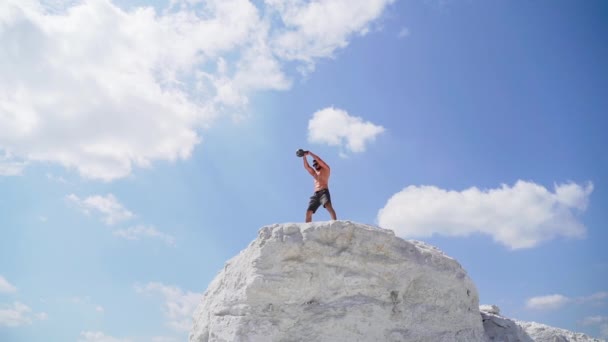 Atleta Sin Camisa Levantando Pesas Sano Deportista Está Balanceando Kettlebell — Vídeo de stock