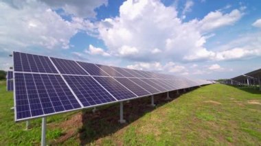 Güneş panelleri güneşten elektrik üretir. Daha iyi bir gelecek için temiz teknoloji. Yenilenebilir yeşil enerji için yenilikçi güneş paneli elektrik istasyonu.