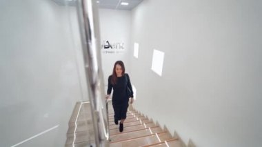 Diş merkezinde güzel bir kadın. Genç bayan üst kata, modern stomatoloji kliniğine çıkıyor. Çekici kız dişçi hastanesindeki resepsiyonistin masasına gelir..