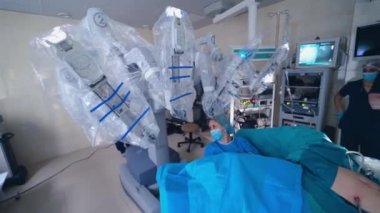 Modern cerrahi sistem. Tıbbi robot. Minimum invazif robotik cerrahi.