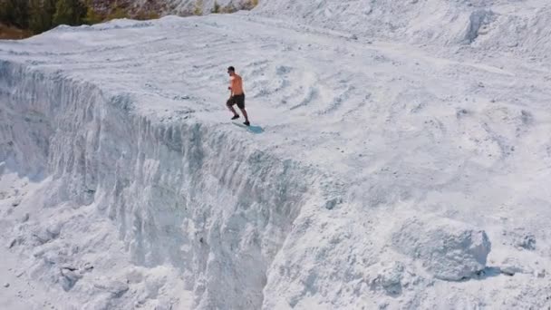 Sportler Auf Einer Weißen Schlucht Gesunder Mann Kurzen Hosen Beim — Stockvideo