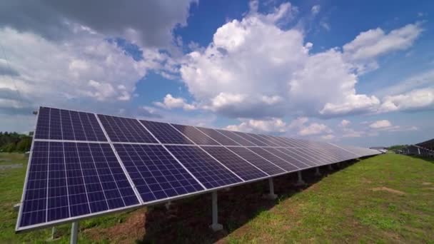 Yerdeki Güneş Panelleri Gökyüzünün Altında Güneş Enerjisiyle Çalışan Güneş Sistemi — Stok video