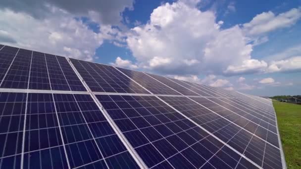 青い太陽電池パネルが閉まりました 太陽光発電所の代替電源 生態系再生可能エネルギーの源 バックモーションカメラ — ストック動画