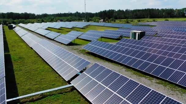 Voo Perto Baterias Solares Azuis Campo Fazenda Elétrica Contemporânea Fonte — Vídeo de Stock