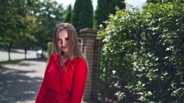 Passionnée Jeune Fille Posant Caméra Belle Jeune Mannequin Robe Rouge — Video