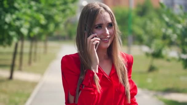 Genç Bir Kadın Telefonda Konuşuyor Bulanık Şehir Arka Planında Cep — Stok video