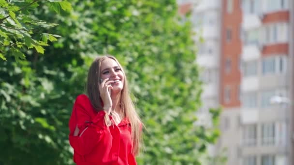 Lycklig Kvinna Med Mobiltelefon Utomhus Attraktiv Kvinna Röd Klänning Talar — Stockvideo