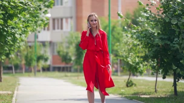 Sexy Vrouw Rode Jurk Buiten Jongedame Loopt Langzaam Straat Praat — Stockvideo