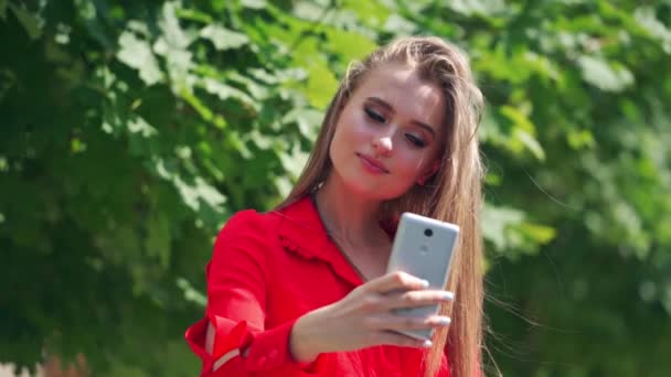 Açık Havada Cep Telefonu Olan Çekici Bir Model Güzel Bir — Stok video