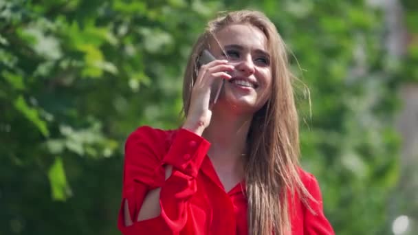 Cara Una Joven Feliz Mujer Bastante Sonriente Hablando Por Teléfono — Vídeos de Stock