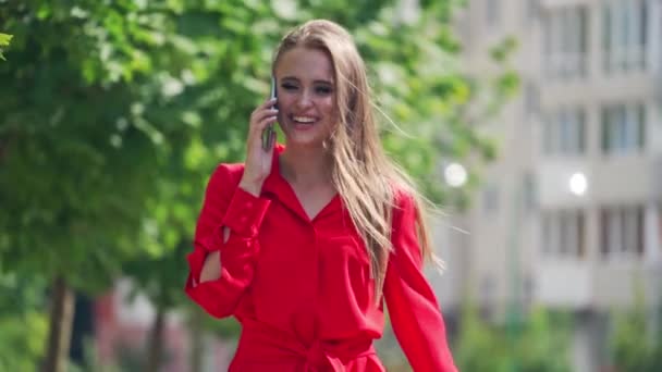 Cep Telefonuyla Konuşan Mutlu Kadın Kırmızı Elbiseli Çekici Genç Bayan — Stok video
