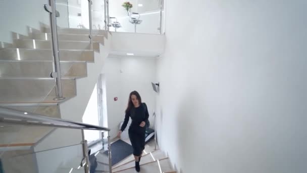 Bonita Mujer Vestida Negro Interior Del Edificio Luminoso Joven Bella — Vídeos de Stock