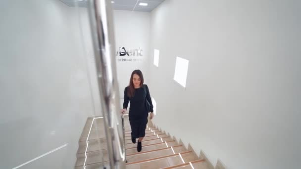 Hermosa Mujer Centro Dental Joven Está Subiendo Las Escaleras Dentro — Vídeo de stock
