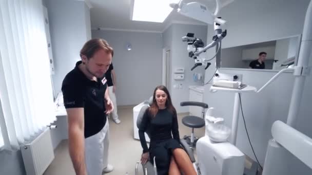 Mulher Visita Dentista Paciente Jovem Sexo Feminino Sentado Uma Cadeira — Vídeo de Stock