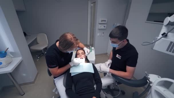 Zubař Zkoumá Ženské Zuby Profesionální Stomatolog Jeho Asistent Léčí Zuby — Stock video