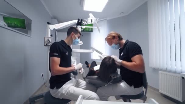 Procedimiento Dental Oficina Moderna Especialista Asistente Tratando Los Dientes Del — Vídeos de Stock