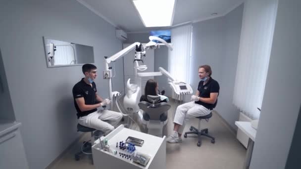 Escritório Estomatologia Moderna Dentro Casa Paciente Feminina Conversando Com Dentista — Vídeo de Stock