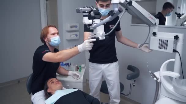 Dentista Utilizza Moderne Attrezzature Stomatologiche Stomatologo Maschio Che Esamina Microscopio — Video Stock