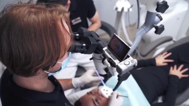 Professionele Tandarts Behandelt Tanden Van Een Jonge Vrouw Stomatoloog Onderzoekt — Stockvideo