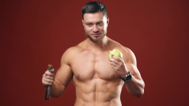 Fisicoculturista Sin Camisa Comiendo Manzana Retrato Hombre Guapo Con Cuerpo — Vídeos de Stock