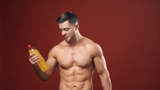 健康的な飲み物の選択 スポーティな裸身のハンサムな男は代わりに甘いものをミネラルウォーターを選択します スタジオ背景に健康的な水を選ぶスポーツマン — ストック動画