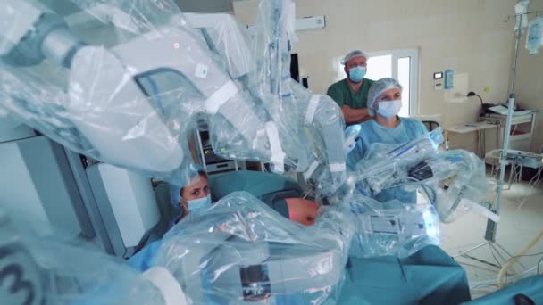 Modern Sebészeti Rendszer Orvosi Robot Minimálisan Invazív Robotműtét — Stock videók