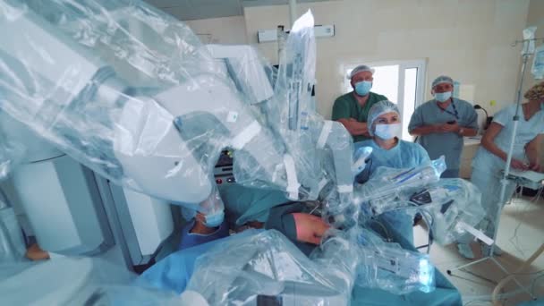 医療用ロボットロボット手術ロボットを含む医療活動 ヴィンチ外科システムによる最小限の侵襲的ロボット手術 — ストック動画