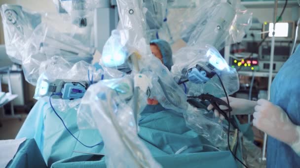Робот Мінімально Інвазивних Операцій Контрольованих Хірургом Медичний Робот Вінчі — стокове відео