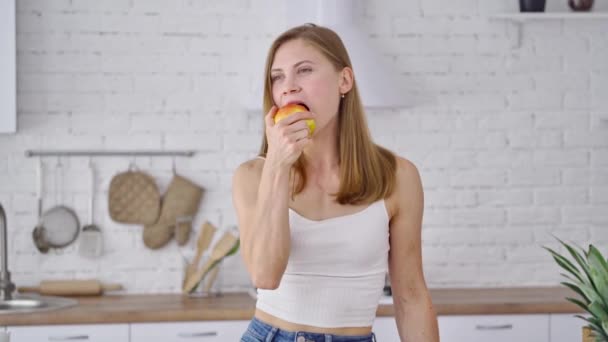 Hermosa Mujer Comiendo Sabrosa Manzana Interior Mujer Joven Con Cuerpo — Vídeos de Stock