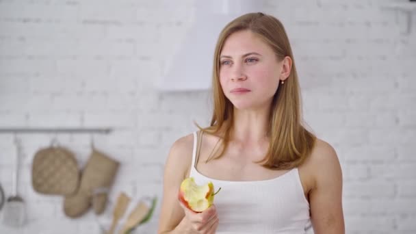 Halve Lengte Portret Van Jonge Vrouw Met Appel Mooi Meisje — Stockvideo