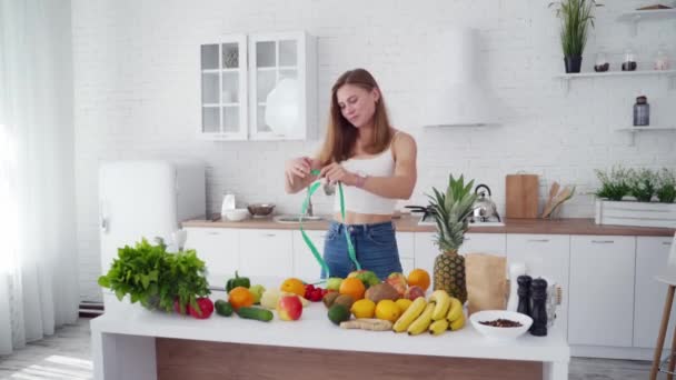 Aantrekkelijk Meisje Met Meter Keuken Vers Biologisch Voedsel Tafel Jonge — Stockvideo