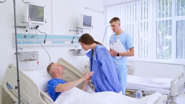 Επισκέπτρια Ασθενή Άρρωστος Πατέρας Μιλάει Στην Κόρη Της Στην Κλινική — Αρχείο Βίντεο