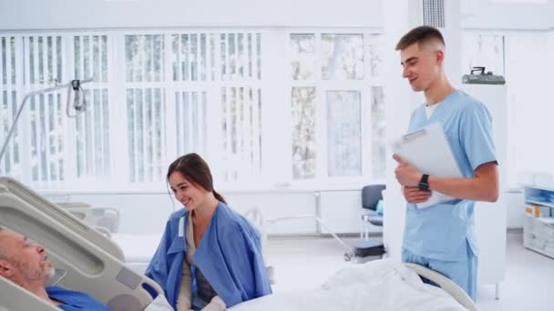 Joven Doctor Habla Con Paciente Visitante Mujer Visita Paciente Enferma — Vídeo de stock