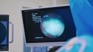 Klinikte yeni teknolojiler. Ameliyat odasındaki monitörde laparoskopik ameliyat. Sağlık hizmeti kavramı.