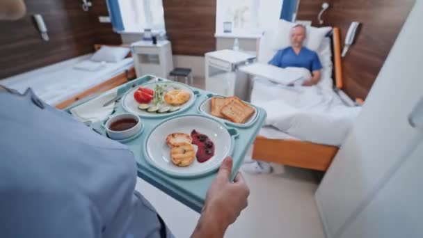Taca Zdrowe Jedzenie Dla Chorego Oddziale Szpitalnym Pielęgniarka Przynosi Tacę — Wideo stockowe