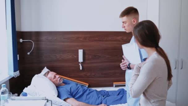 Viejo Enfermo Hospital Joven Doctor Hablando Con Paciente Masculino Clínica — Vídeo de stock
