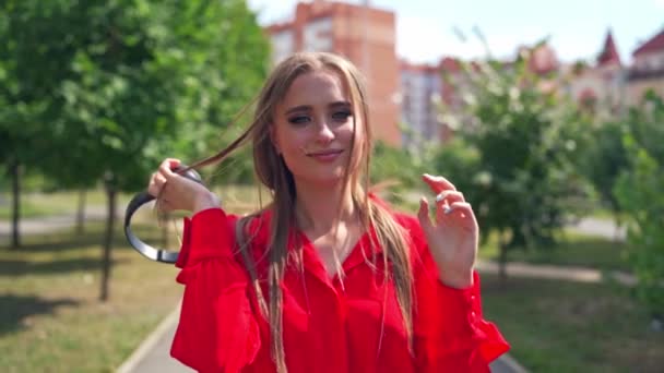 Красива Дівчина Навушниками Ходять Місту Молода Жінка Довгим Волоссям Слухає — стокове відео